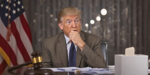 Cetățean analizând un discurs politic, simboluri de democrație.