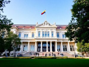 Clădirea Parlamentului României în lumina soarelui.